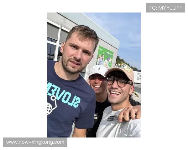 东契奇与范德比尔特训练场互换球衣笑声不断展现轻松友好氛围